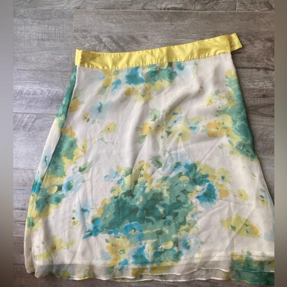 Beautiful flowy skirt - Picture 3 of 7